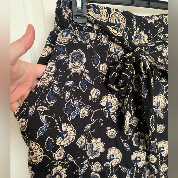 Blue Rain 100% Rayon Wide Leg Black Navy and White Floral Pant Size Medium - Picture 3 of 12